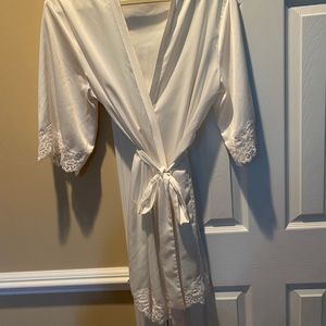 Le Rose white Bridal Robe.